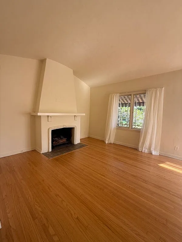 2 bed, 1.0 bath, 1238 sqft, $3,900 — Photo 3