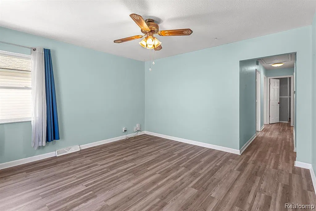 3 bed, 1.0 bath, 1000 sqft, $1,700 — Photo 4