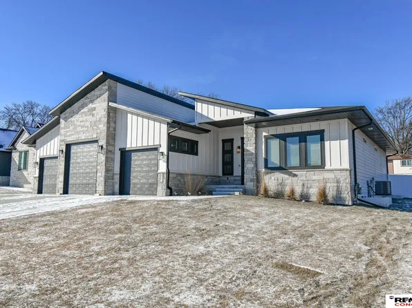 921 S 88th St, Lincoln, NE 68520