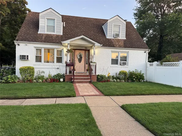 276 85th Avenue, Floral Park, NY 11001