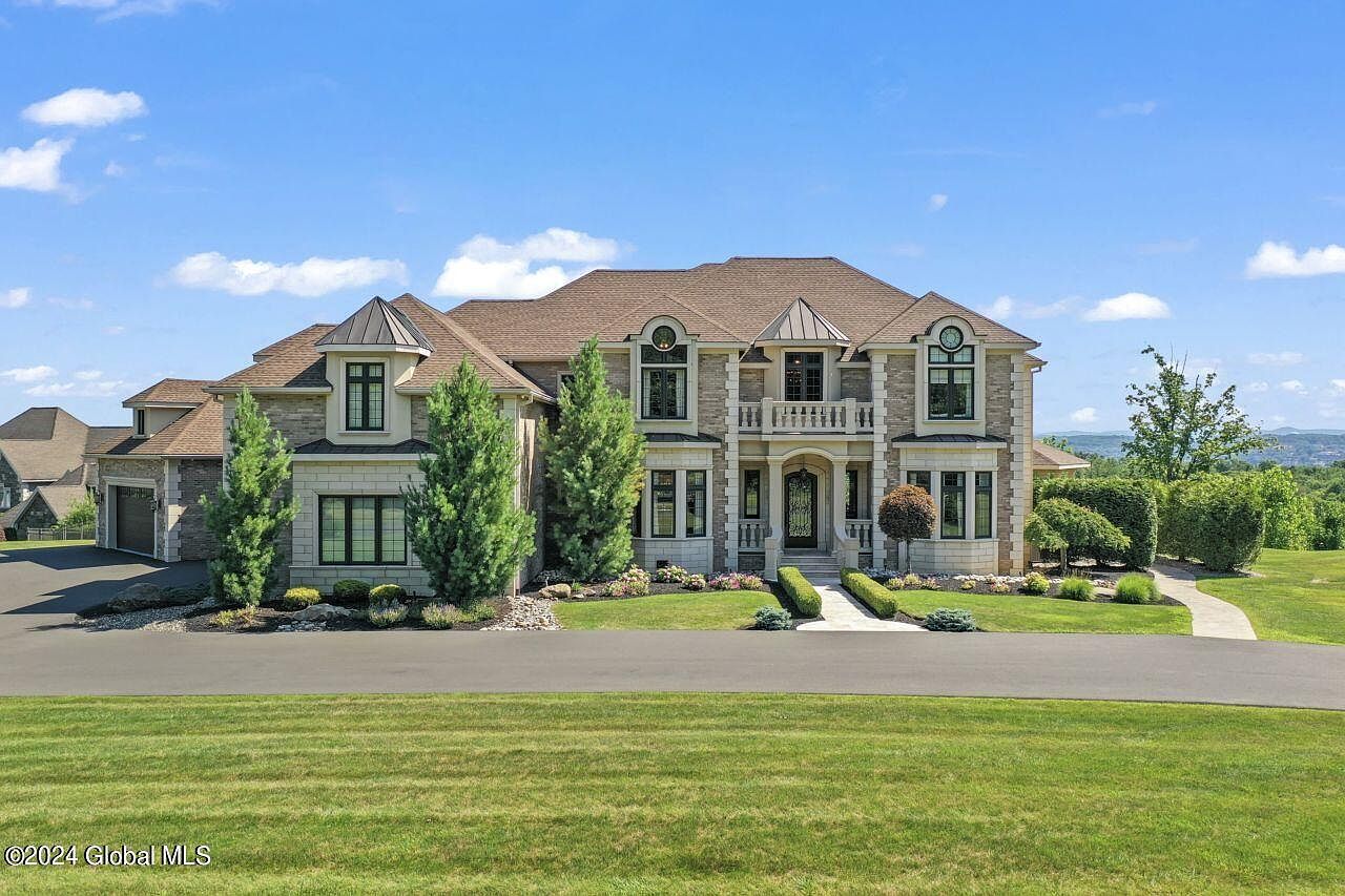 1st image of 7 Stoneridge Drive