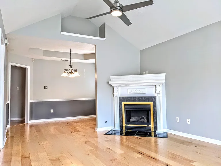2045 Shoreline Dr — Photo 2