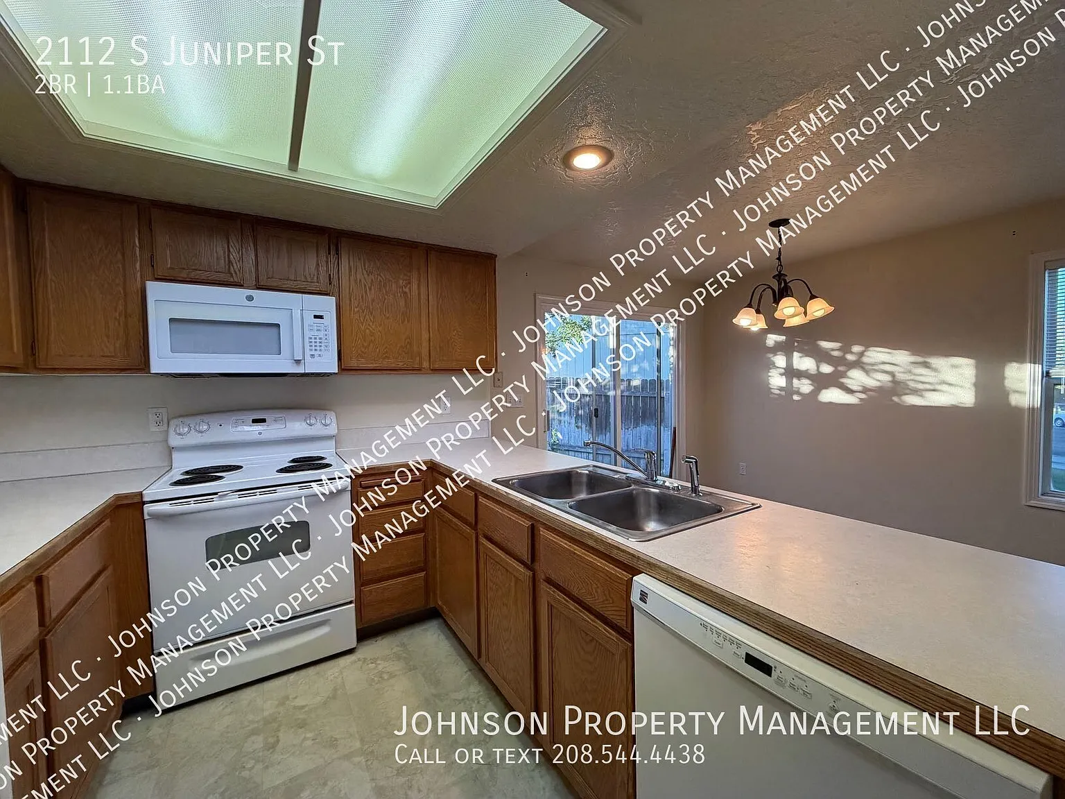 Charming 2-Bedroom Home with Garage & Fenced Backyard. — Photo 2