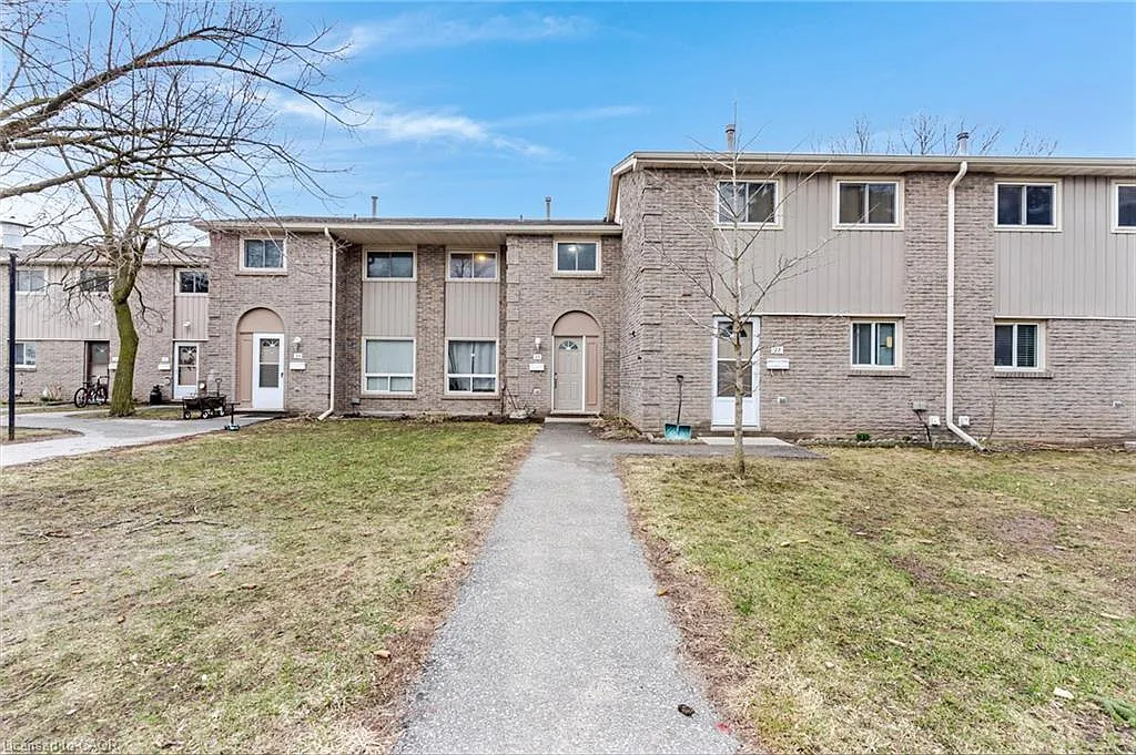 25 Upper Canada Dr #23 photo 1