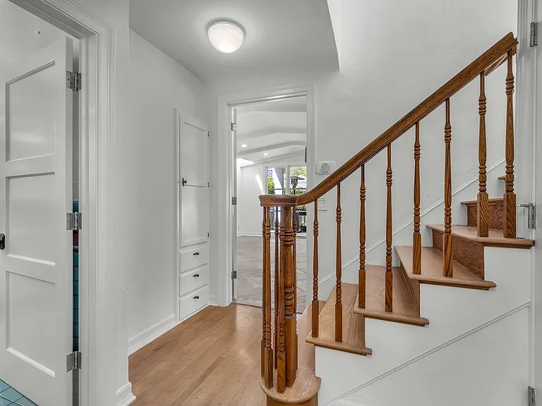 1521 Midvale Ave — Photo 35