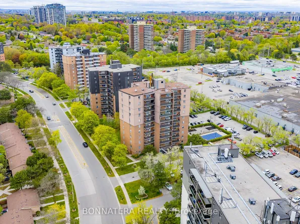 3065 Queen Frederica Dr #905, Mississauga, ON L4Y 3A3
