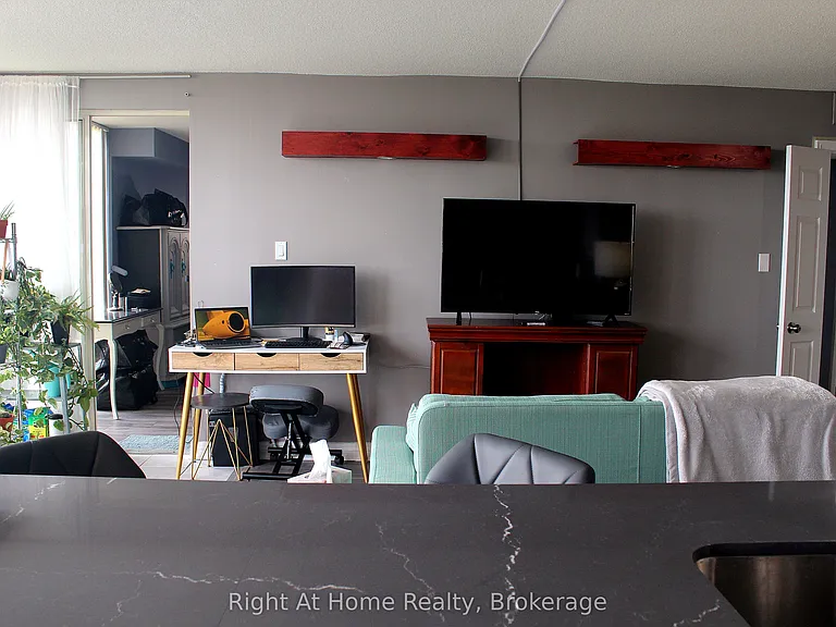 1360 Rathburn Rd E #1509 — Photo 4