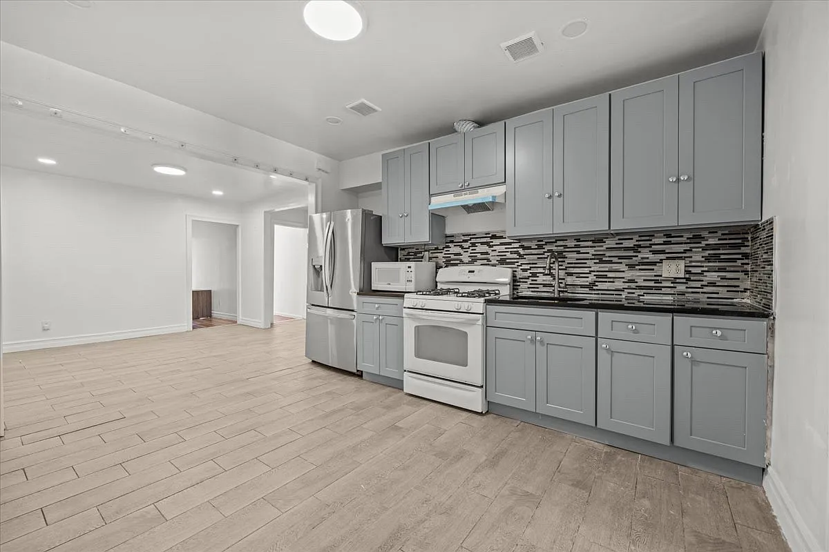 4 bed, 1100 sqft, $3,800 — Photo 1