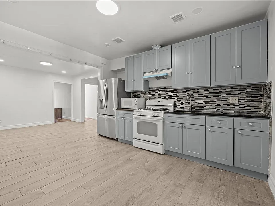 1311 Balcom Ave #2