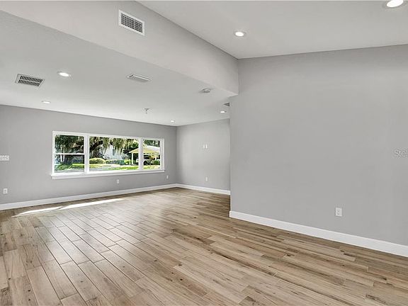 5th image of 2122 Lake Dr
