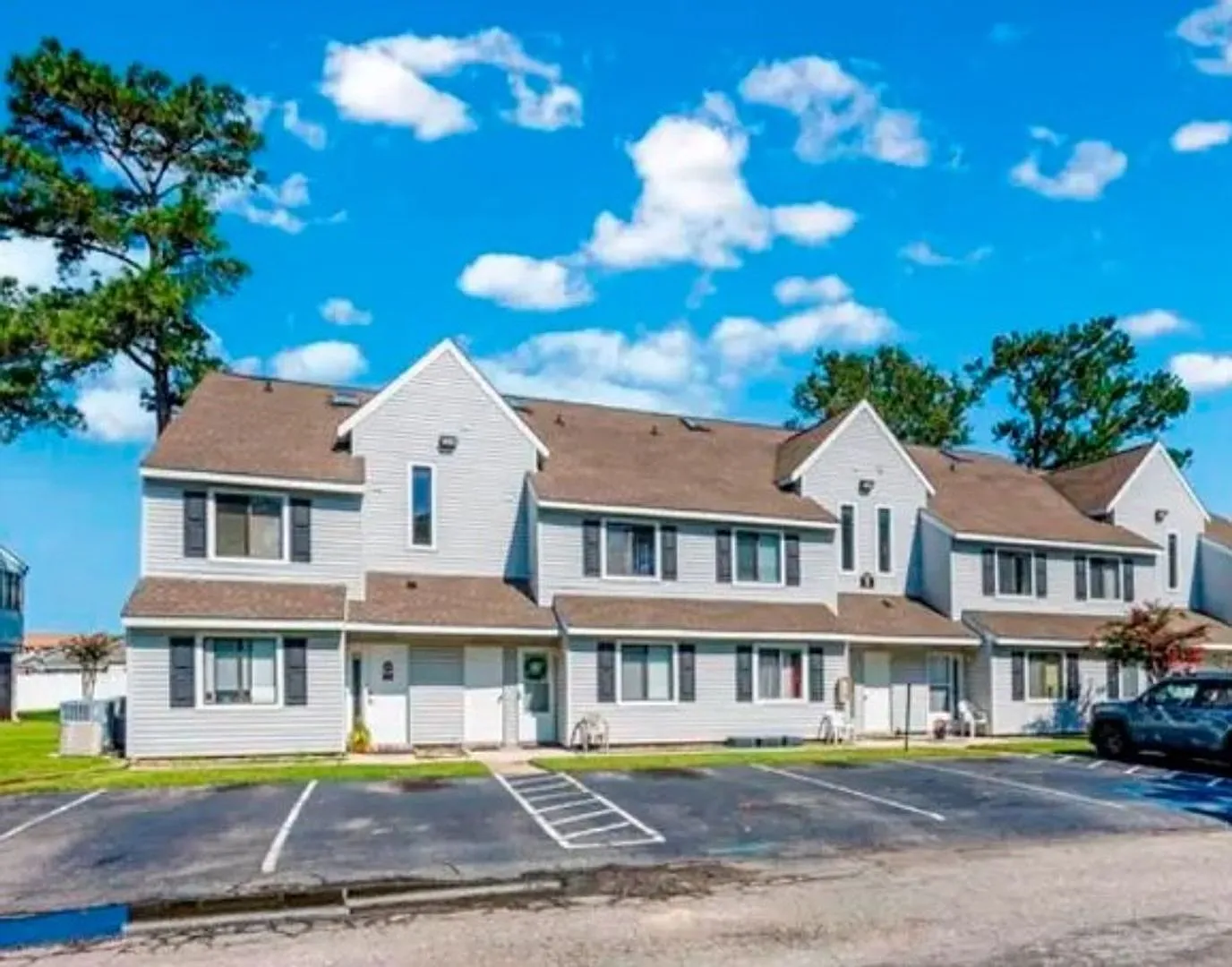 Fairway Village Beautifully Upgraded Condo (Island Green) — Photo 1
