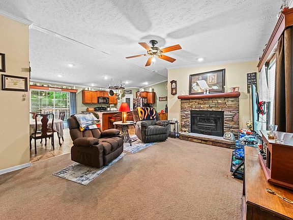 3rd image of 629 W New Buckley Rd