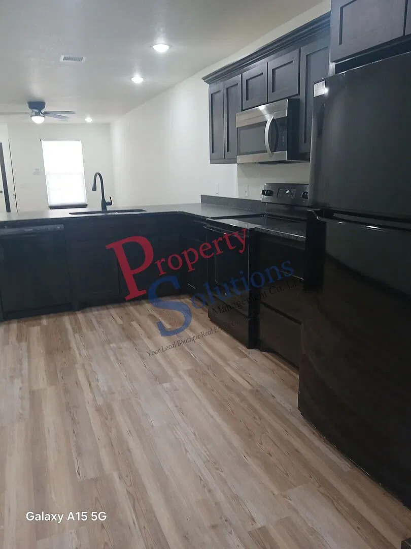 spacious layout 2 Bed 2 Bath duplex — Photo 4