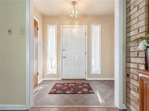 3rd image of 3825 Ravenwood Dr