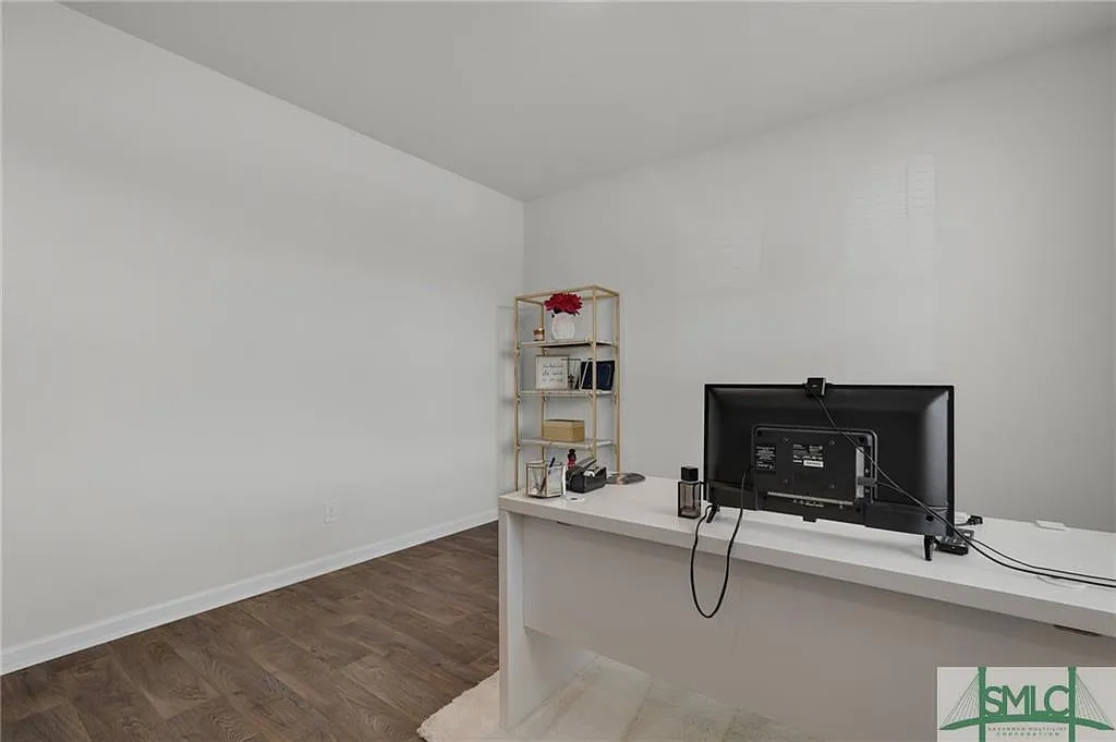 4 bed, 2.5 bath, 2514 sqft, $2,400 — Photo 2