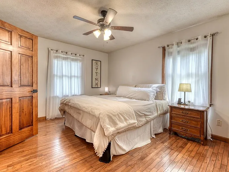 1085 Jones Creek Rd — Photo 21