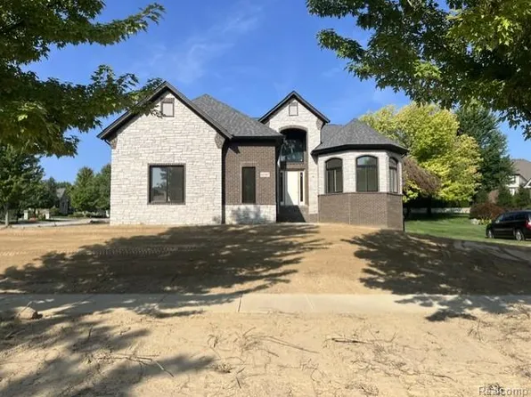 61367 Beacon Hill Dr, Washington, MI 48094