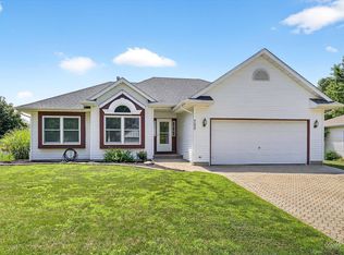 700 Cottonwood Cir, Genoa, IL 60135