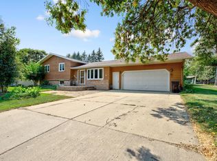 650 Winnie Ave, Windom, MN 56101