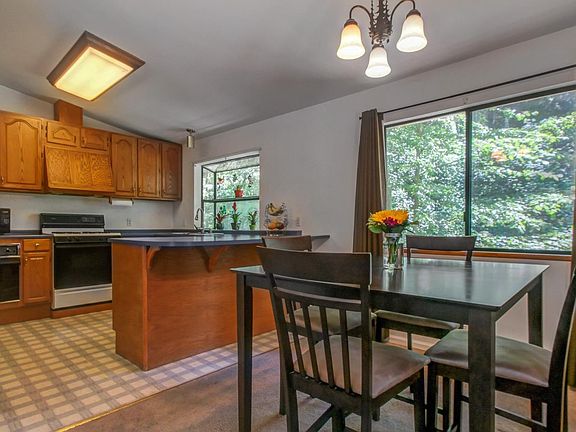 5th image of 145 Elmwood Dr