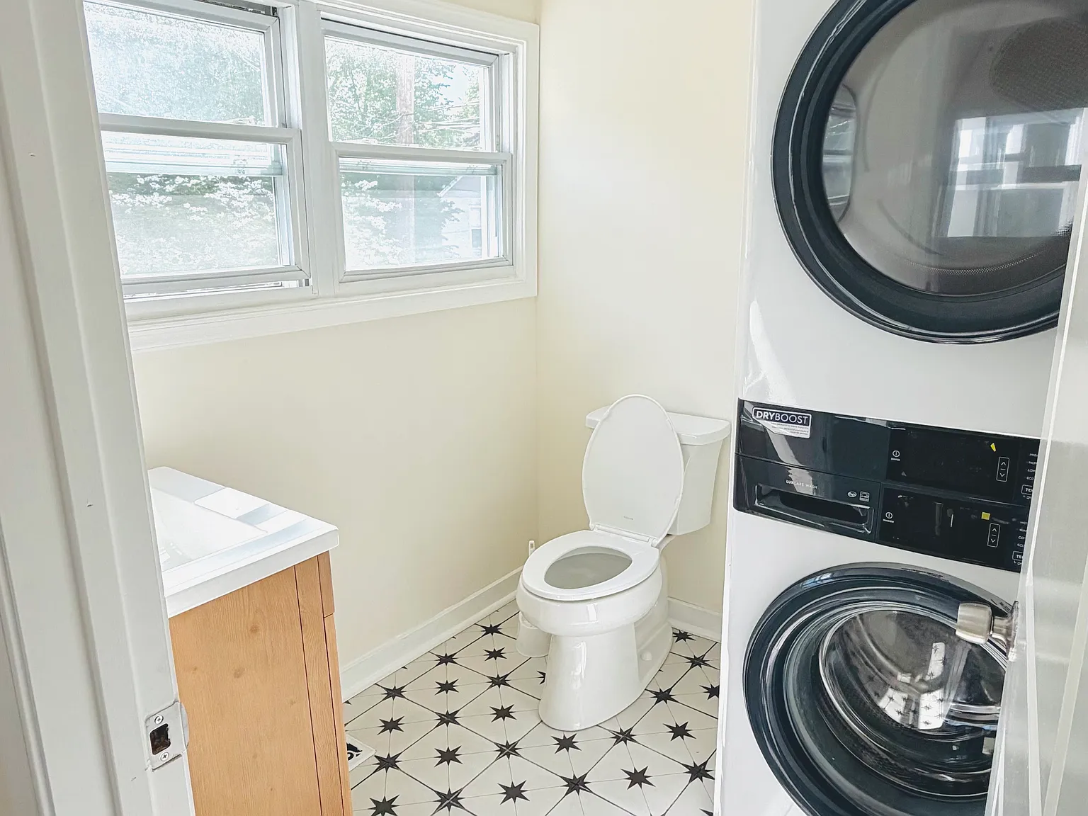 3 bed, 1.5 bath, 1354 sqft, $2,300 — Photo 4