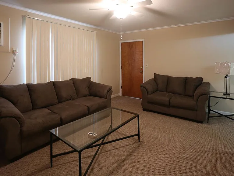 412 S Poplar St — Photo 2
