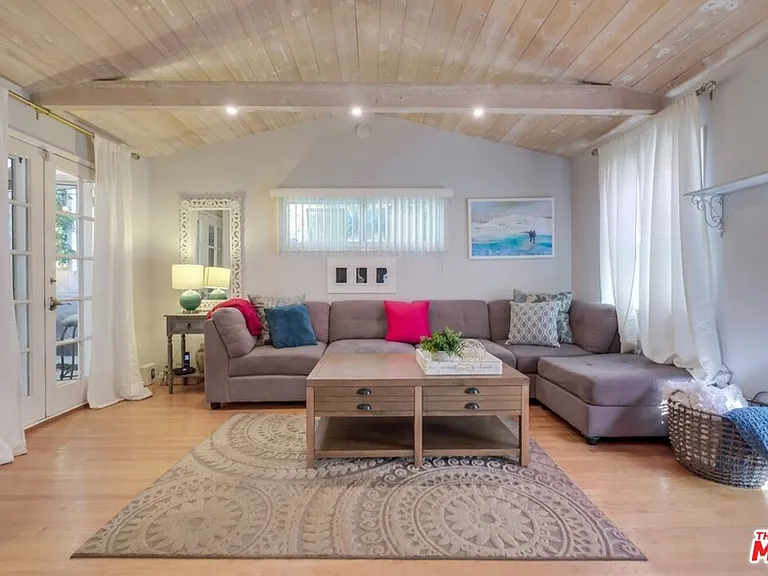 21447 Providencia St — Photo 23