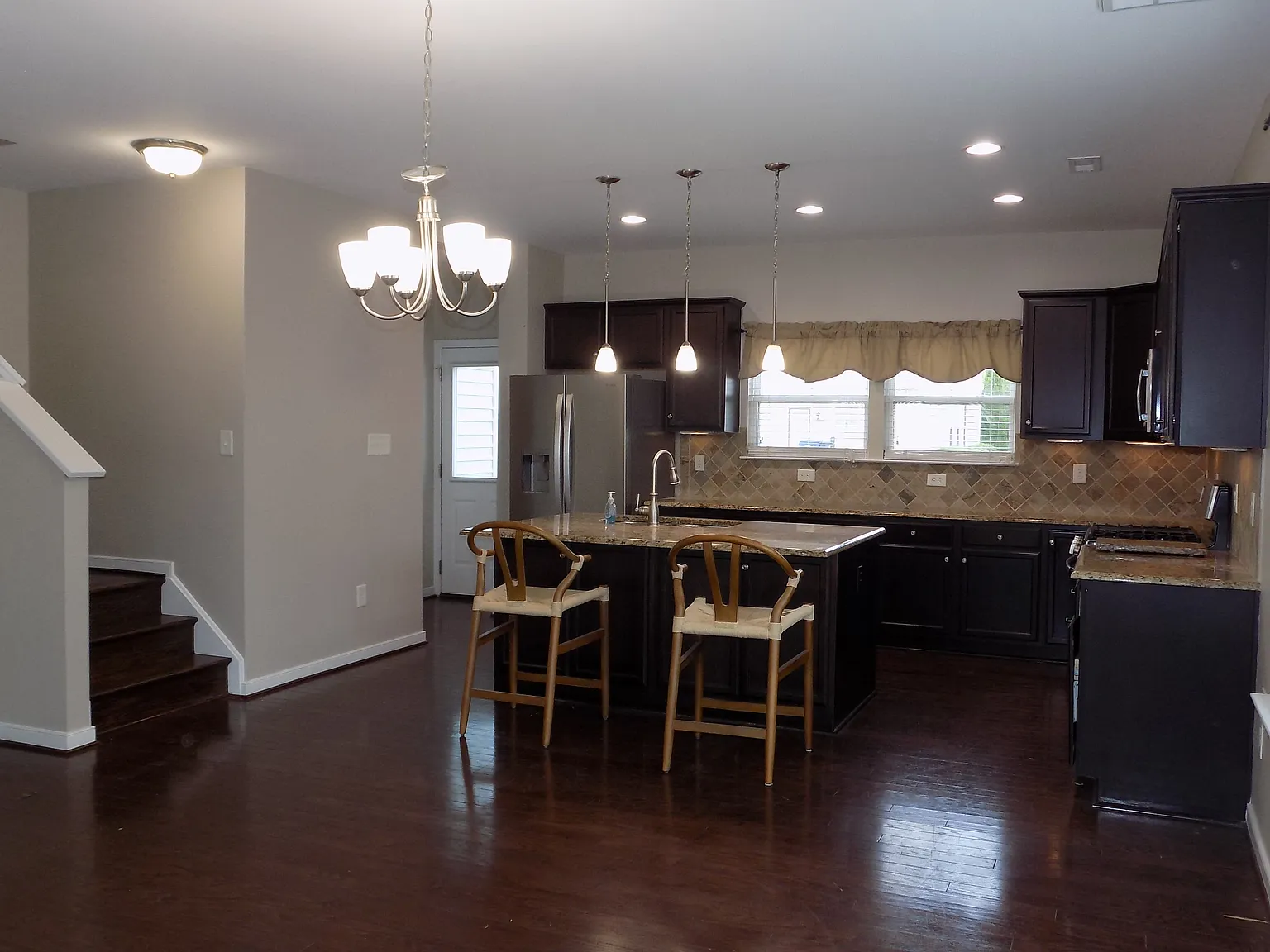 3 bed, 2.5 bath, 1621 sqft, $2,400 — Photo 3