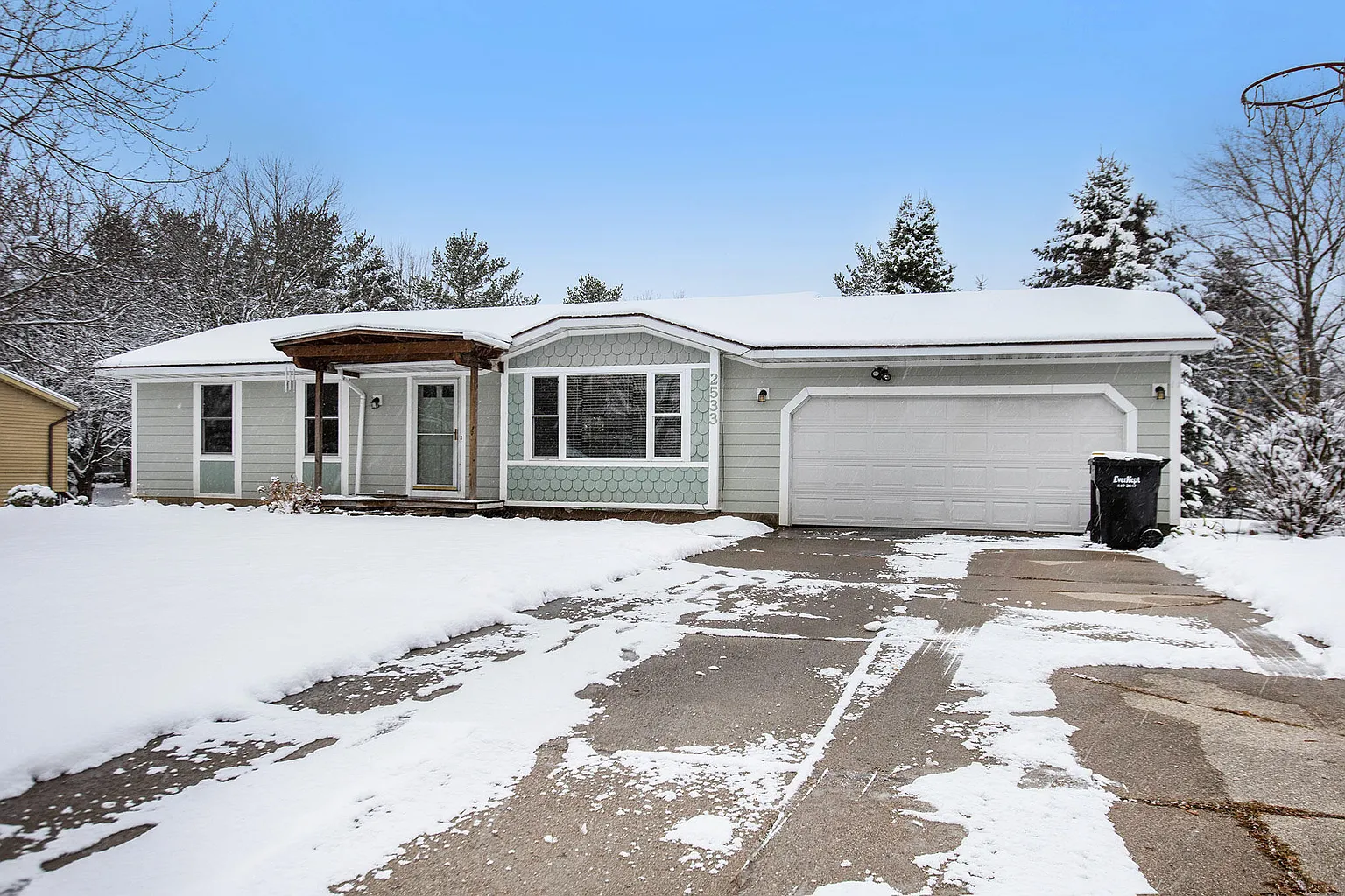 2533 Appleton Dr NE photo 1