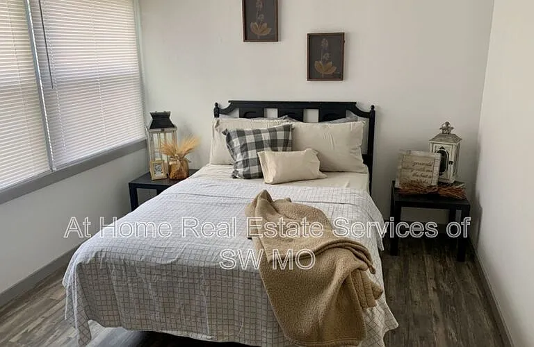 1438 E Elm St #18 — Photo 3