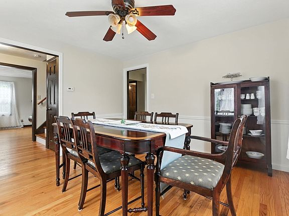 3rd image of 384 Abbott St