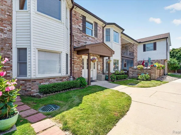 8421 Mathias Dr APT 11, Grosse Ile, MI 48138