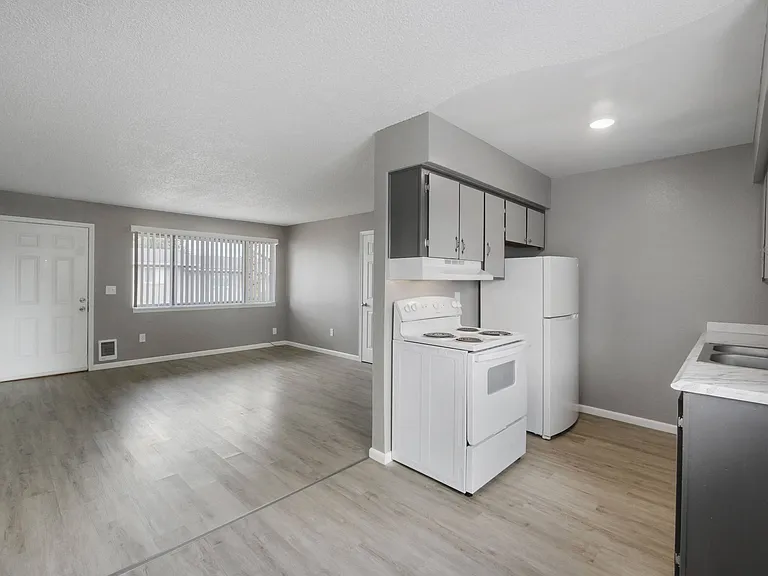 South Pacific Apartments — Photo 61