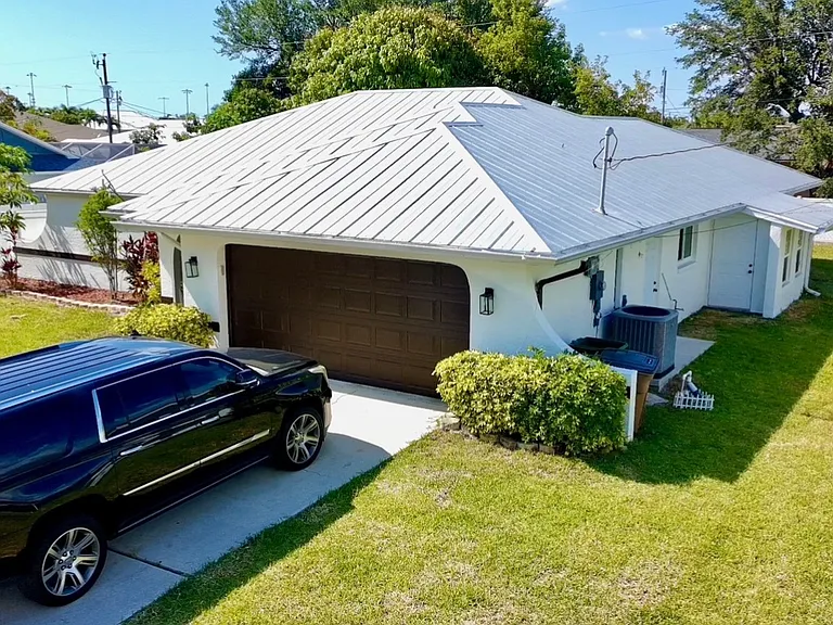 233 SW 43rd St — Photo 3
