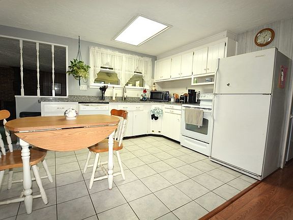 4th image of 27 Ewald Ave
