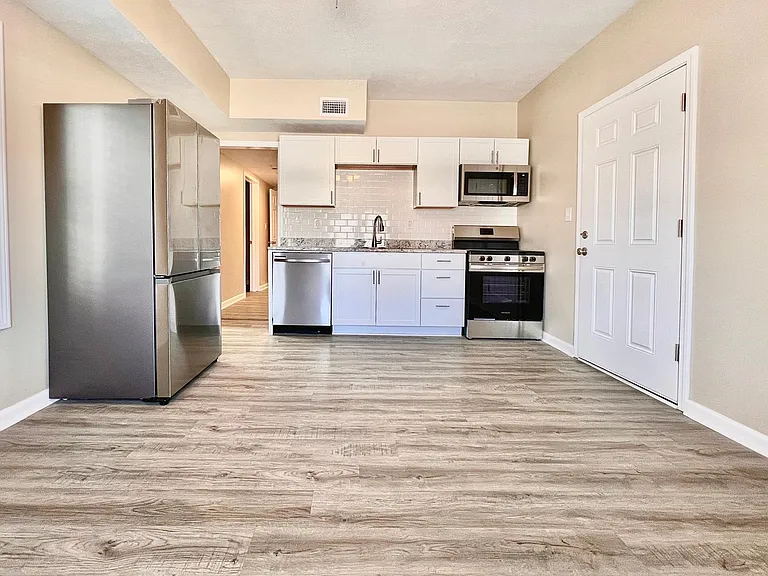 315 W 3rd St #1 — Photo 3