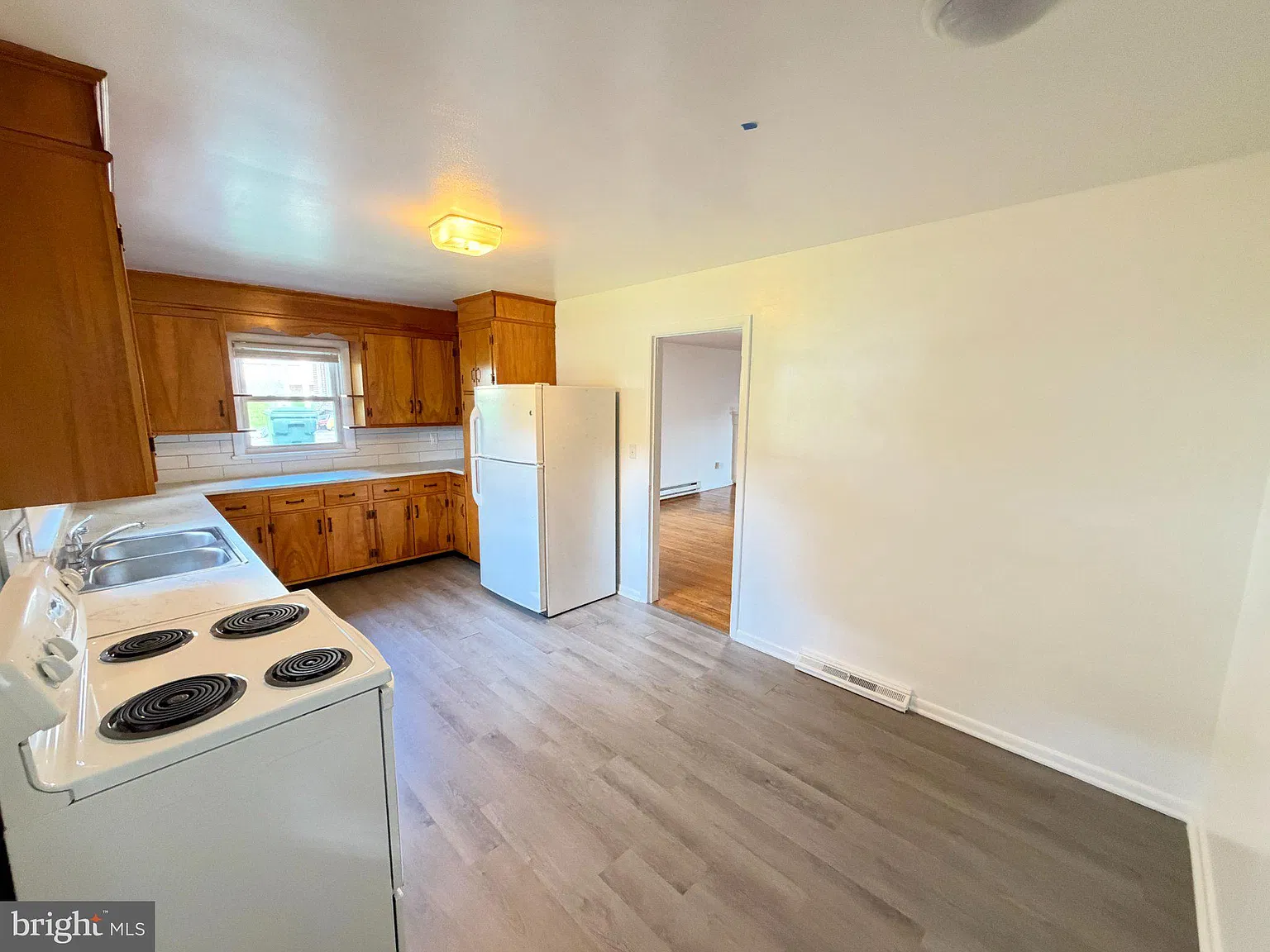 2 bed, 1.0 bath, 3198 sqft, $1,750 — Photo 3