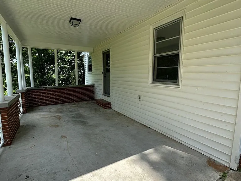 1604 McCall Dr — Photo 2