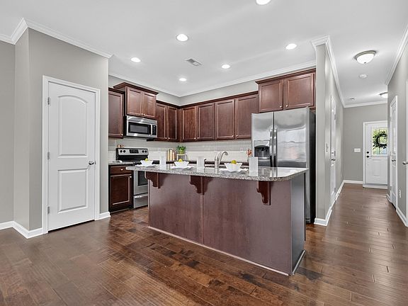 5th image of 504 Oak Forest View Ln