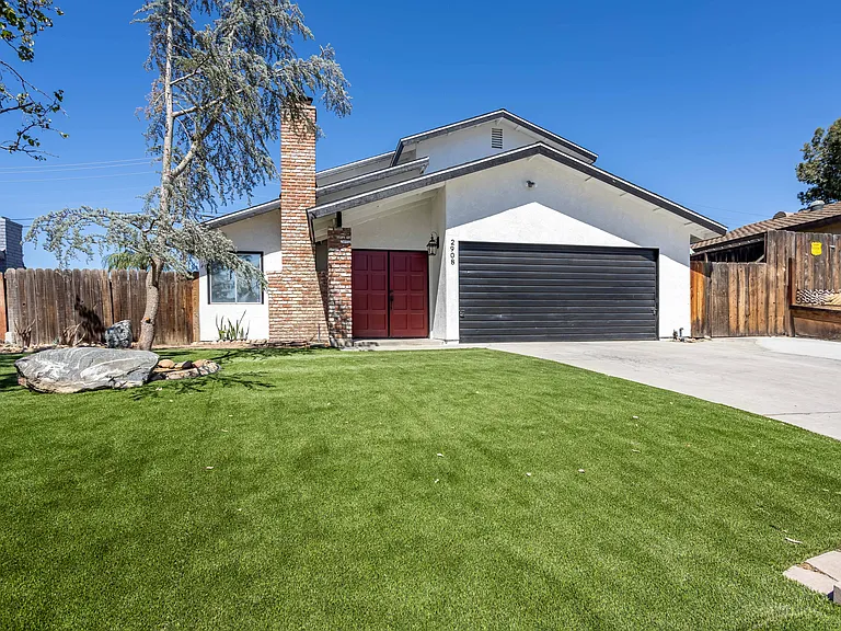 2908 Catalina Dr — Photo 1