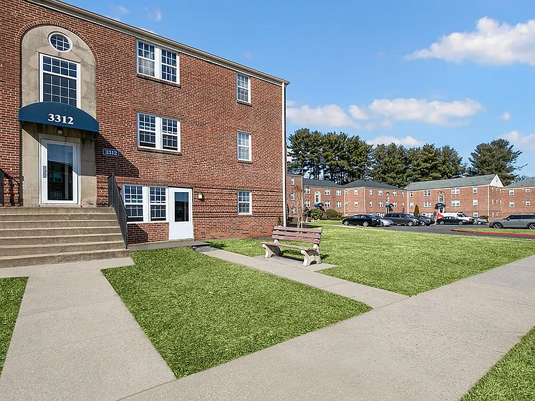 Cross Country Manor Apartments — Photo 9