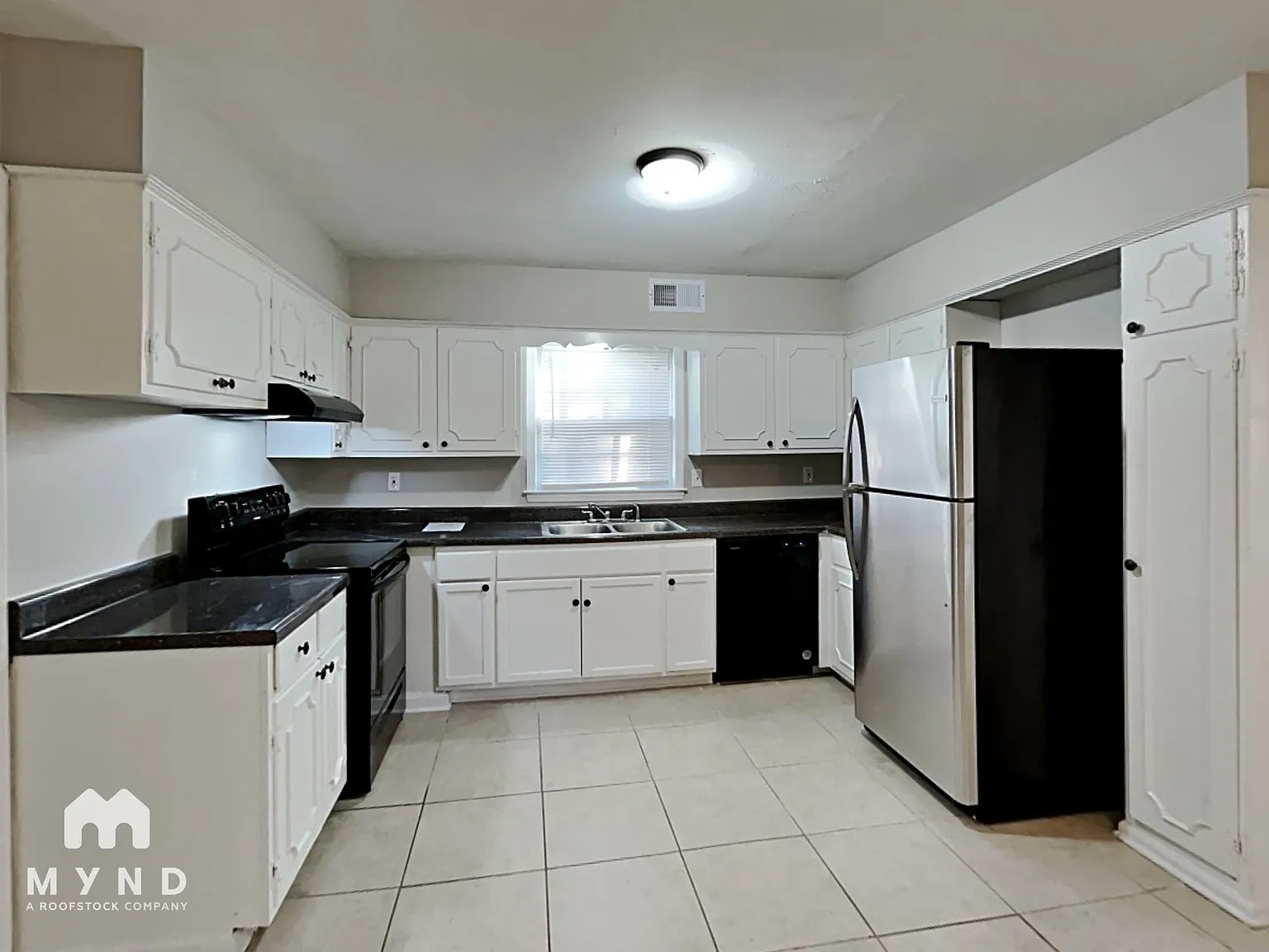 4 bed, 2.0 bath, 2600 sqft, $2,005 — Photo 3
