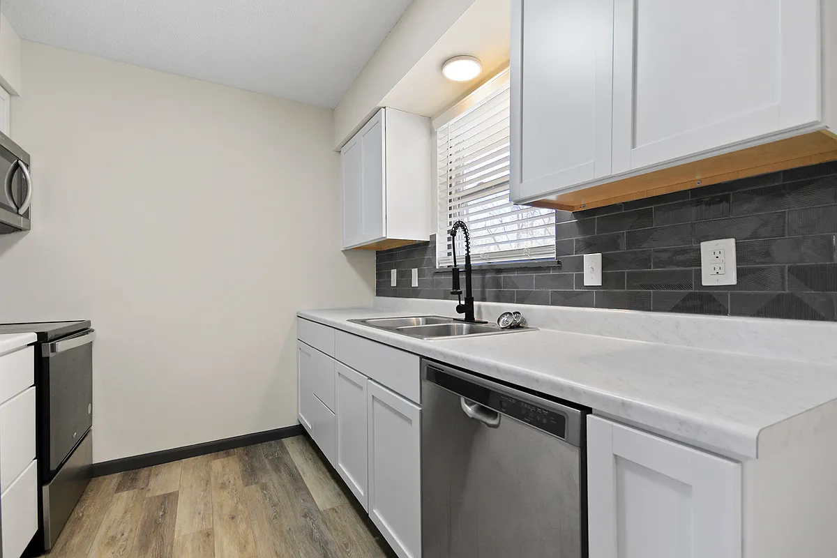 Building Photo - 2210 Primrose Dr #B