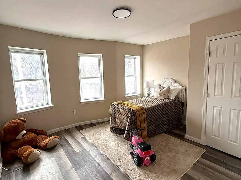 1028 E North Ave — Photo 7
