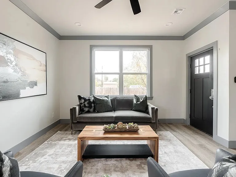 4009 N Indiana Ave — Photo 5
