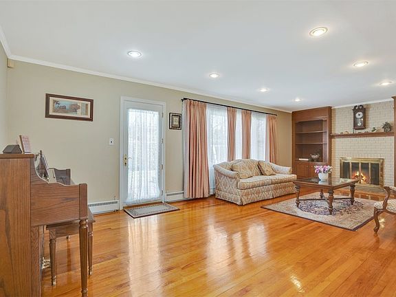 3rd image of 33 Vassar St