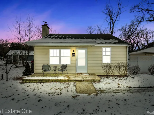 3270 Mapledale St, Commerce Township, MI 48382
