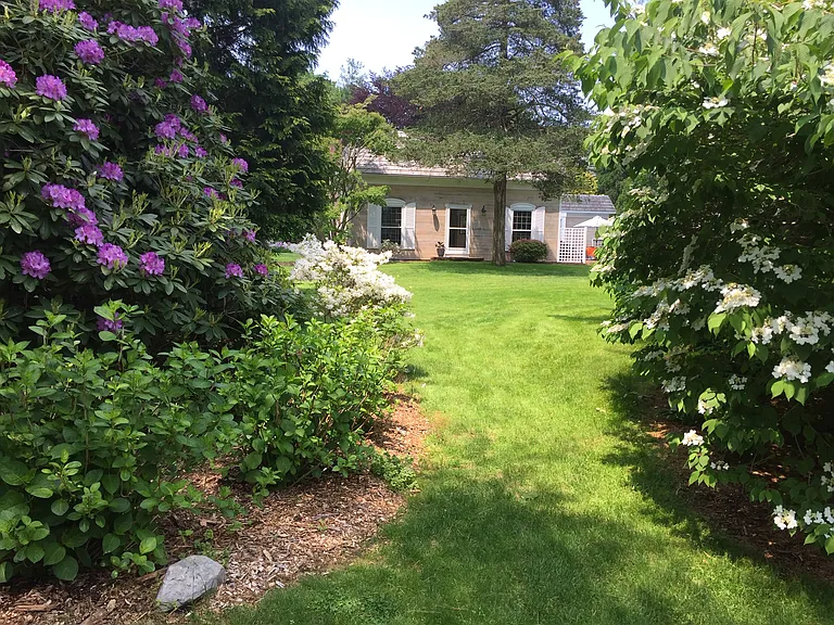 E Hollow Rd — Photo 14