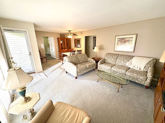 Living room fully furnished or can be removed.