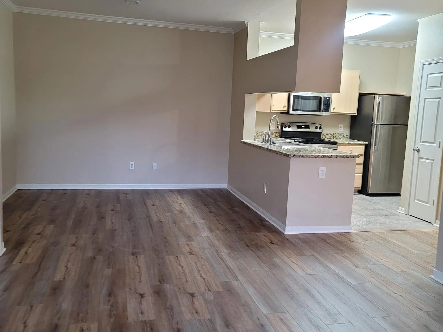 2 bed, 1041 sqft, $2,150 — Photo 1